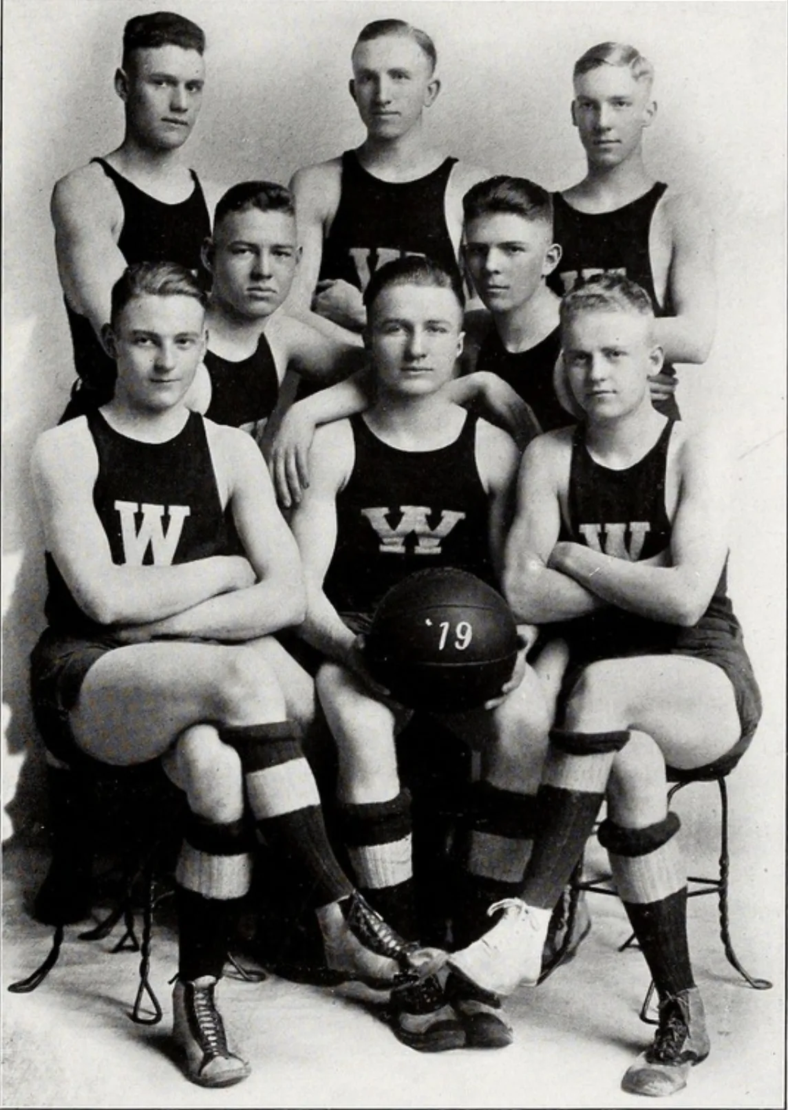 Boys Varsity Basketball team photograph